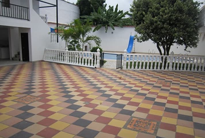 Villa Isabella - patio y parqueadero